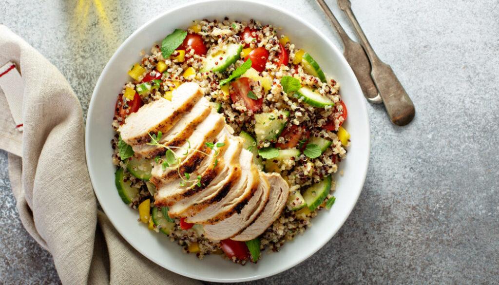 Fresh,Quinoa,Tabbouleh,Salad,With,Grilled,Chicken,,Tomatoes,And,Cucumbers,